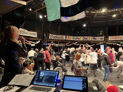 DJブースの裏から見たTea Dance.jpg